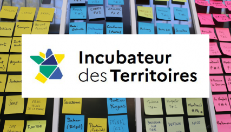 Logo de l'Incubateur avec au 2e plan, une photo de post-it collés sur une vitre