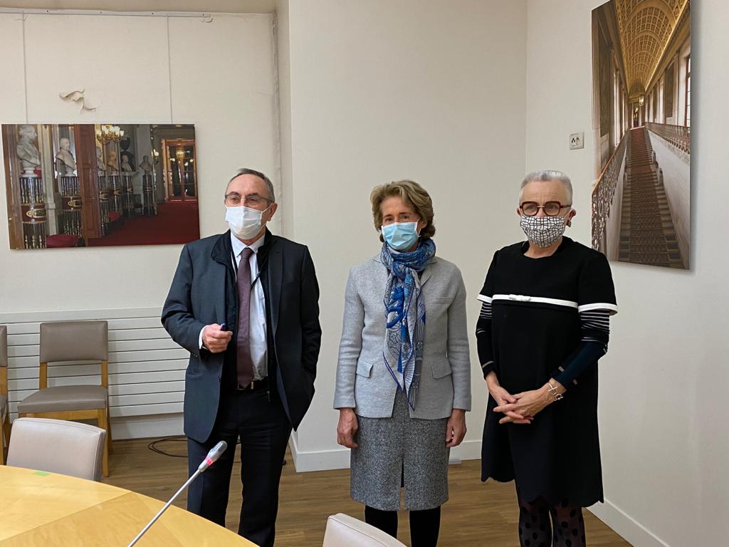 Photo de Caroline Cayeux, entourée des sénateurs Charles Guéné et Françoise Gatel