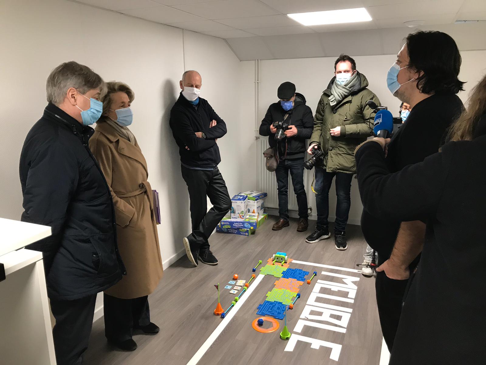 Caroline Cayeux, présidente ANCT, visite un tiers-lieu à Metz. Elle est entourée des animateurs du lieu.