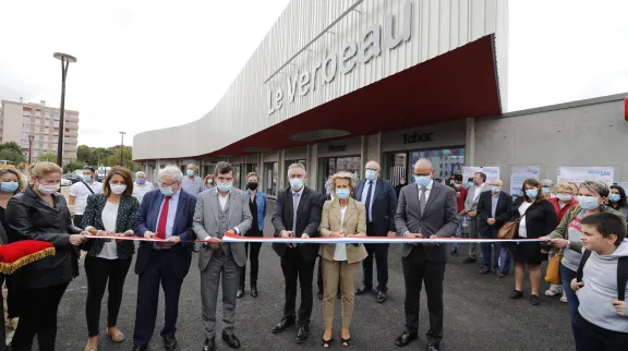 Les officiels coupent le ruban bleu-blanc-rouge our inaugurer le nouveau centre commercial