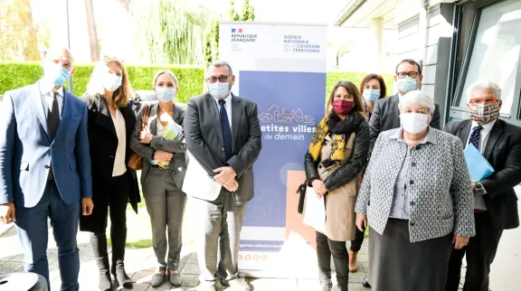 Les ministres posent devant le kakémono Petites Villes de demain, avec d'autres participants au lancement du programme à Barentin (76)