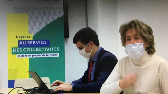 Photo de Caroline Cayeux, avec un masque, en train de parler lors d'une visioconférence