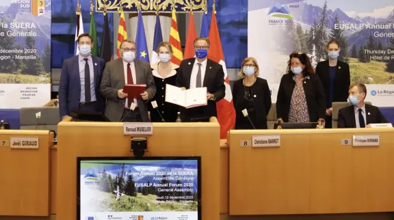 Photo de groupes des personnalités à l'assemblée générale de la Suera