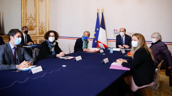 premier ministre et ministres autour d'une table pour la réunion du Comité interministériel des villes