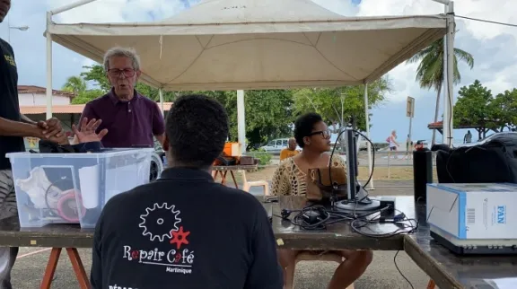 Atelier en plien air de réparation de petits électroménager, par une associaiton, à La Martinique