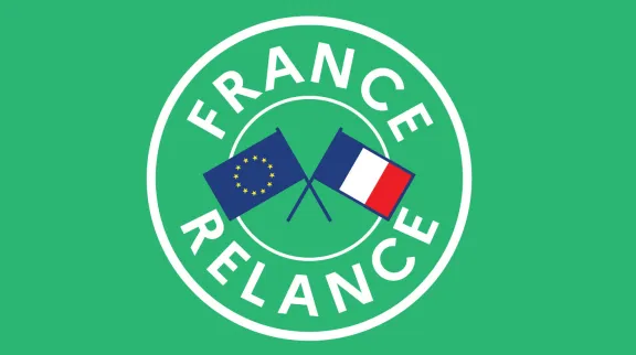 Logo du plan France Relance sur fond vert, en forme de tampon rond avec les drapeaux UE et français à l'intérieur. 