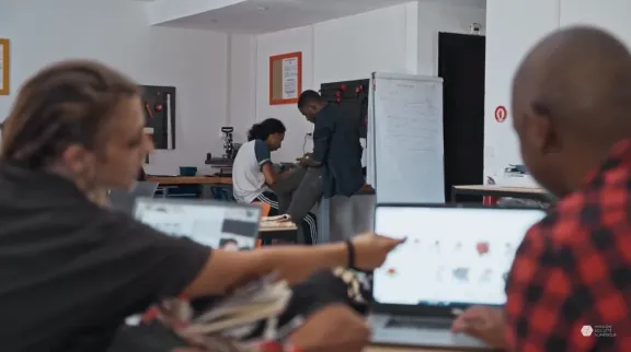 personnes en atelier sur le numérique