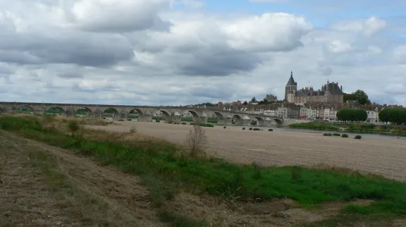 ville de La Charité-sur-Loire, avec le fleuve à bas niveau au 1er plan