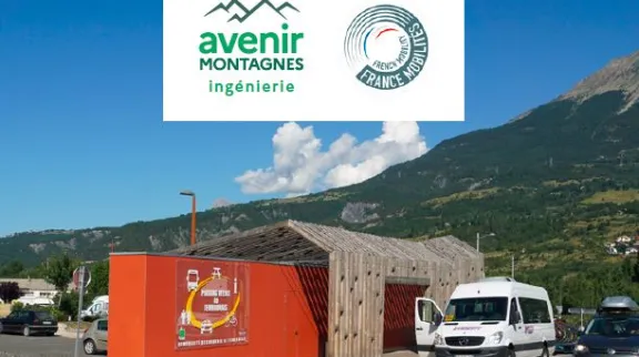 Parking relais de l’Embrunais, avec la montagne en arrière fond