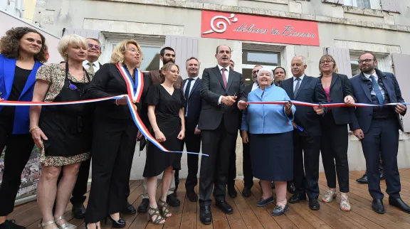 Jean Castex coupe un ruban bleu, blanc, rouge accompagné de personnalités politiques