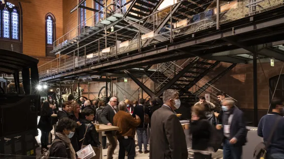 Vue d'une grande salle du musée des Arts et Métiers avec de nombreuses personnes