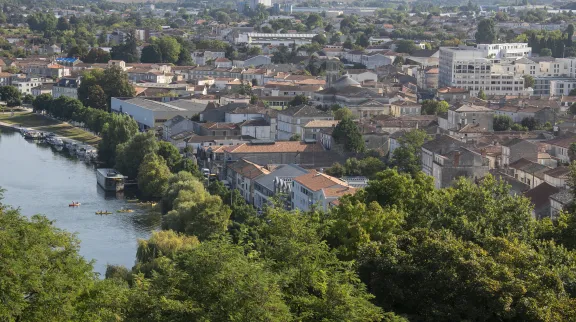 Vue en contre plongée de la ville d'Angoulême avec la rivière Charente qui l'a traverse.