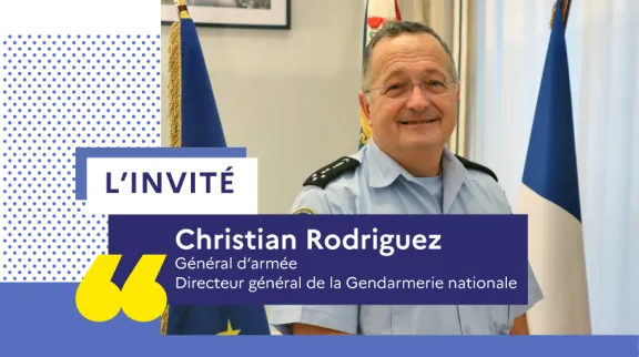 Portait du général Rodriguez dans son bureau drapeaux en arrière plan