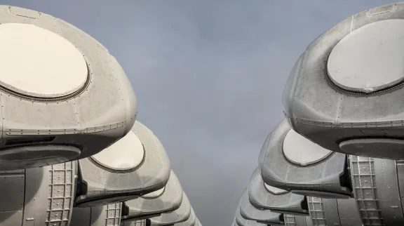 Allée de gros blocs ronds de béton gris d'une usine General Electric