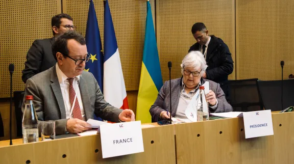 Dans un hémycycle, Yves Le Breton et la ministre Jacqueline Gourault