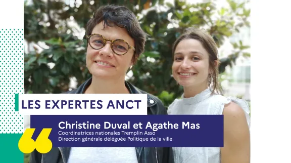 Portrait des deux personnes interviewées, souriantes et photographiées devant un feuillage très vert.