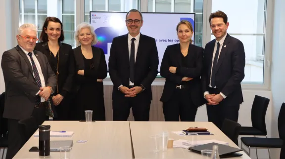 Photo des 6 participants, alignés debout derrière une table