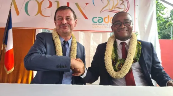 Rachadi Saindou et Thierry Suquet lors de la signature, le 27 janvier 2023