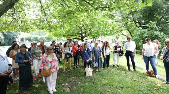 Les élus de l'Atelier in situ ont arpenté les rues de Jonzac pour découvrir les différents aménagements et offres de services de la commune en rapport avec le bien vieillir. Ici, passage et halte dans le parc Juliette-Drouet pour découvrir les activités sportives adaptées. 