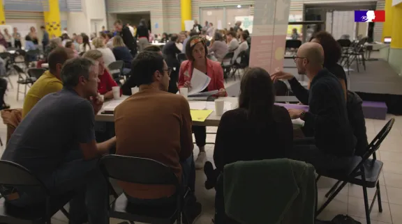 Personnes autour d'une table