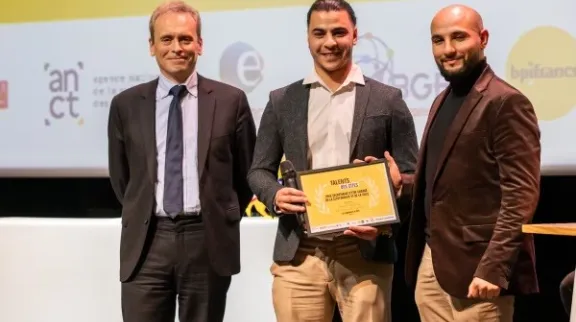 Remise du pris Talents des cités aux deux fondateurs de Légumes d'à coté