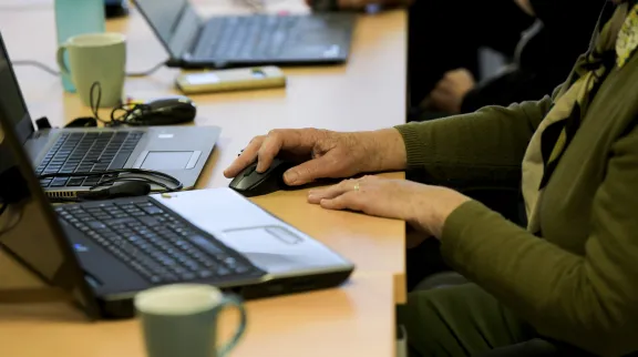 Personne manipulant une souris d'ordinateur