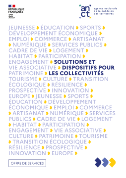 Le fond du visuel est blanc, avec un nuage de mots. Ces-clés représentent les domaines d'intervention de l'ANCT, tels que :  "Jeunesse, Éducation, Sports, Développement économique, Emploi, Commerce, Artisanat, Numérique, Services publics, Cadre de vie, Logement, Habitat, Participation, Engagement, Vie associative, Patrimoine, Tourisme, Culture, Transition écologique, Résilience, Prospective, Innovation, Europe." Au centre, le message principal est : « SOLUTIONS ET DISPOSITIFS POUR LES COLLECTIVITÉS »