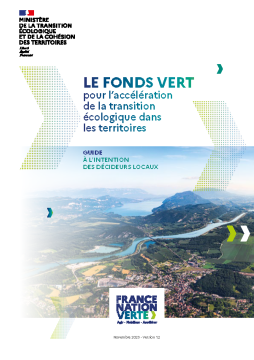 Couverture du guide intitulé "Le Fonds vert pour l'accélération de la transition écologique dans les territoires" . En haut à gauche, le logo du Ministère de la Transition Écologique et de la Cohésion des Territoires . Le titre principal est en bleu et vert, suivi de la mention "Guide à l'intention des décideurs locaux" . L'image de fond est une vue aérienne d'un paysage naturel avec une rivière serpentant entre des collines et des zones urbanisées. En bas, le logo France Nation Verte