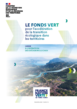 Couverture du guide intitulé "Le Fonds vert pour l'accélération de la transition écologique dans les territoires" . En haut à gauche, le logo du Ministère de la Transition Écologique et de la Cohésion des Territoires . Le titre principal est en bleu et vert, suivi de la mention "Guide à l'intention des décideurs locaux" . L'image de fond est une vue aérienne d'un paysage naturel avec une rivière serpentant entre des collines et des zones urbanisées. En bas, le logo France Nation Verte 