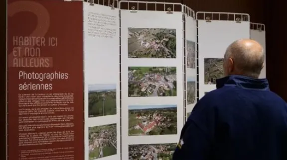 Homme regardant l'exposition