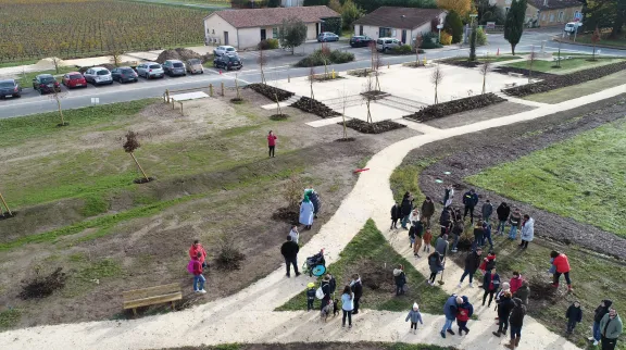 citoyen sur la future place publique naturelle 