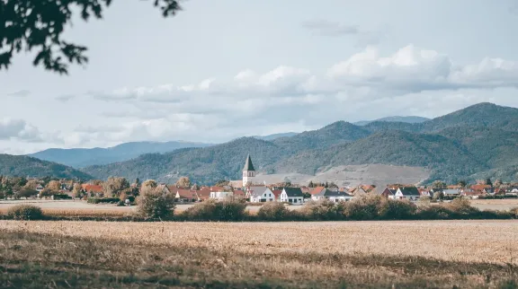 Champs de blé et villages en arrière plan