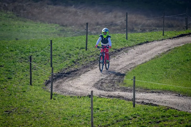 Enfant sur un VTT de montagne à Métabief