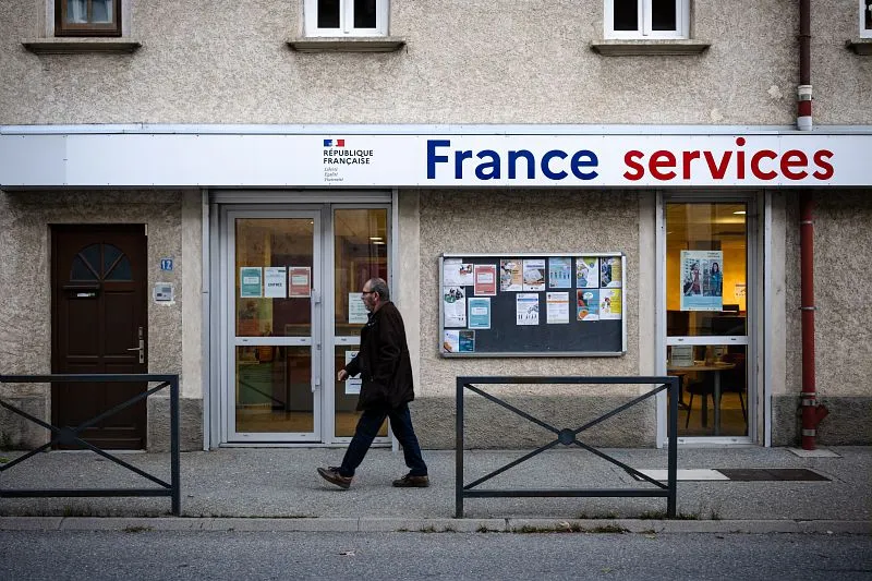 Devanture France services en pleine rue avec un homme qui marche devant